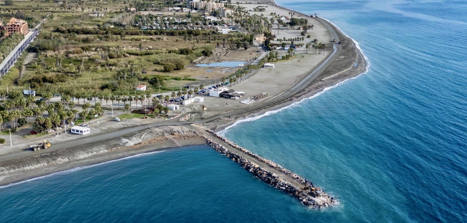La alcaldesa de Motril lamenta la paralización temporal de las obras del espigón